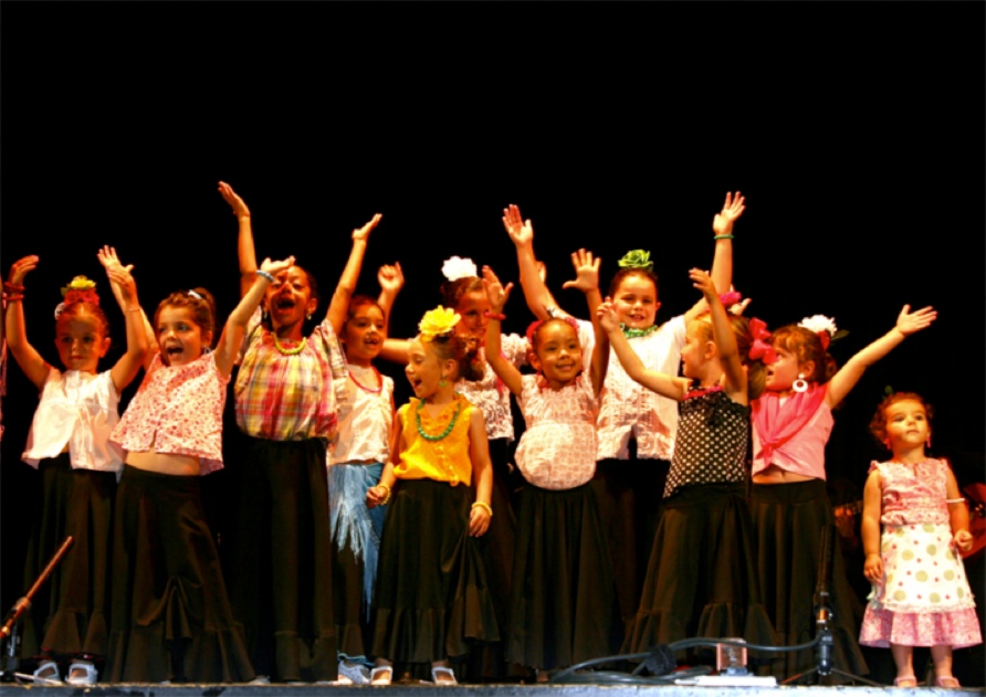Las alumnas más pequeñas del centro en la actuación que se realiza cada año al concluir el curso, Teatro de Valencina de la Concepcion.