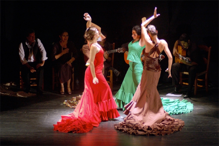 Alumnas de nivel avanzado actuando en el Teatro Municipal de Marchena, Sevilla.